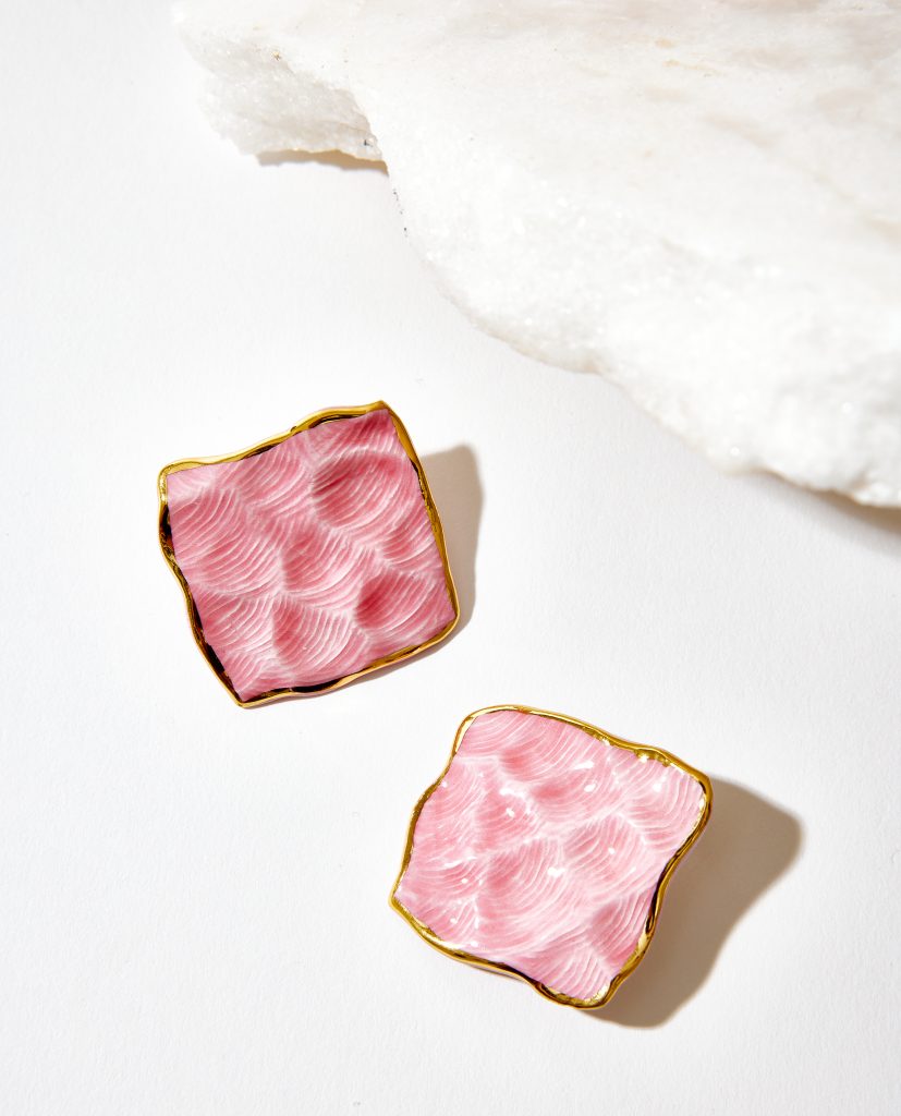 Detalle de Pendientes SOTAVENTO rosa de La Polaca