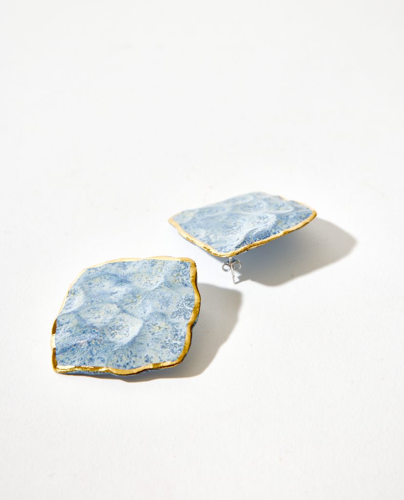 Detalle de Pendientes SOTAVENTO azul de La Polaca