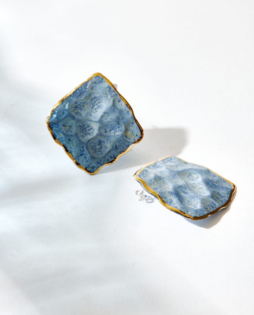 Pendientes SOTAVENTO azul de La Polaca, mar de cerámica hecha a mano