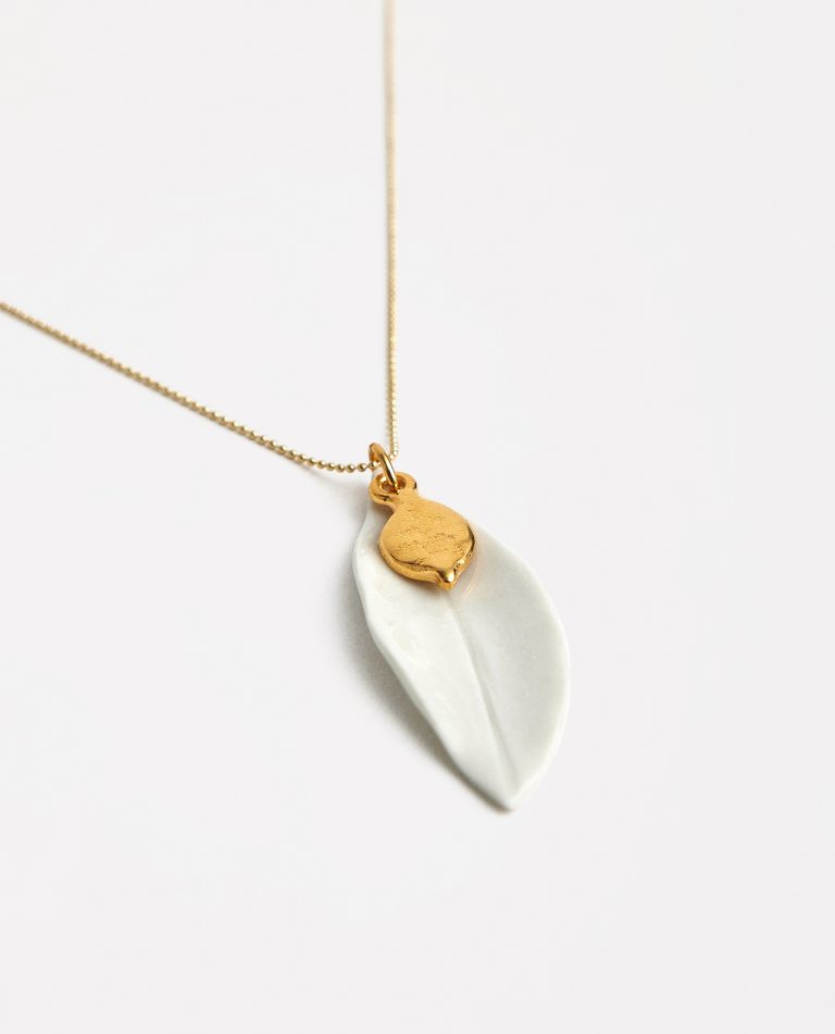 COLLAR HOJA DE PORCELANA