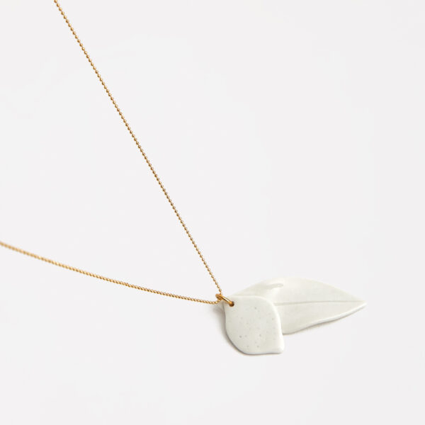 COLLAR HOJA + LIMÓN PORCELANA