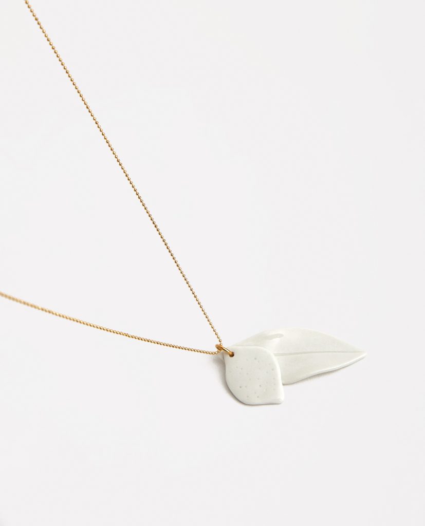 COLLAR HOJA + LIMÓN PORCELANA de La Polaca, collares de cerámica hecha a mano
