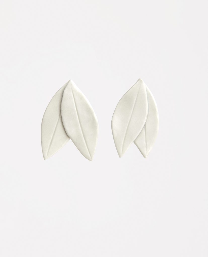 Detalle de PENDIENTES DOBLE HOJA PORCELANA de La Polaca