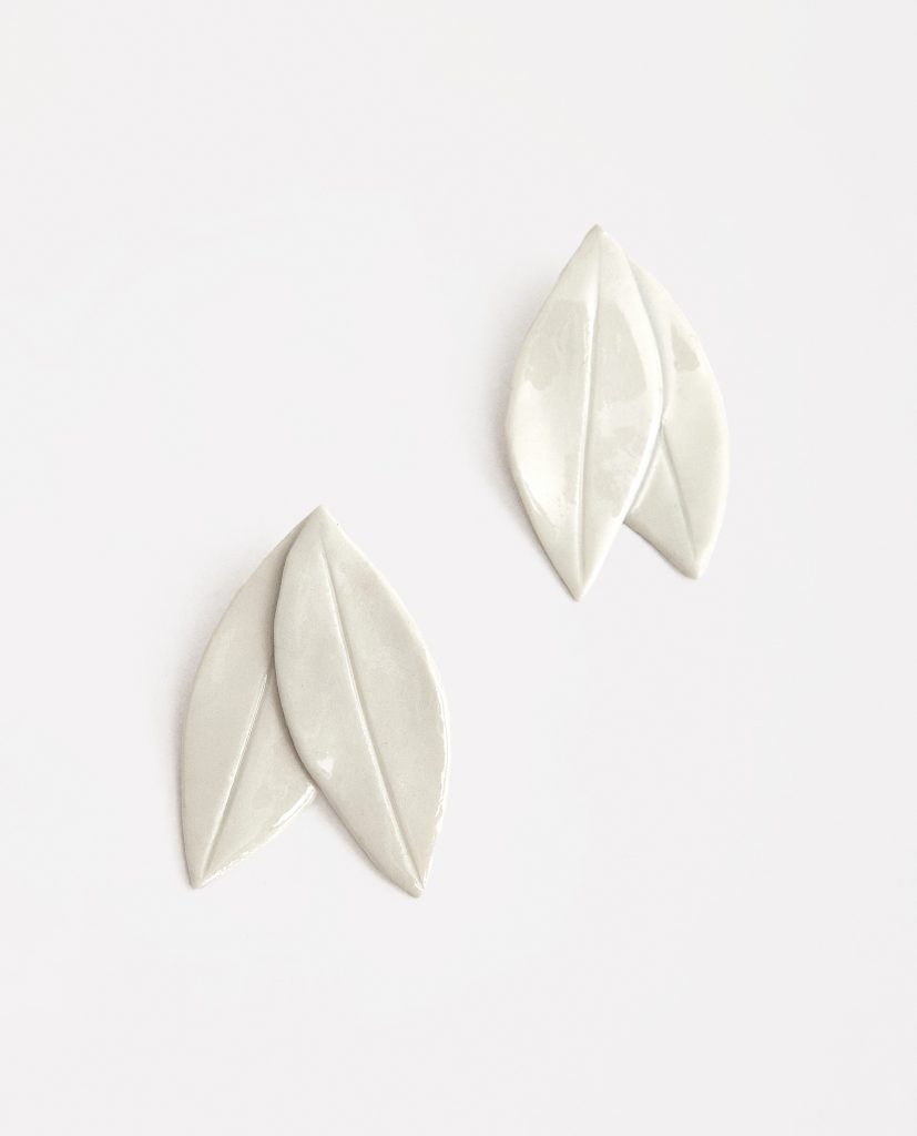 Detalle de PENDIENTES DOBLE HOJA PORCELANA de La Polaca