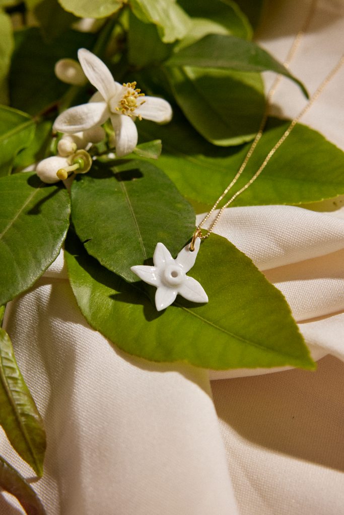 COLLAR FLOR DE AZAHAR 2 de La Polaca, collares de cerámica hecha a mano
