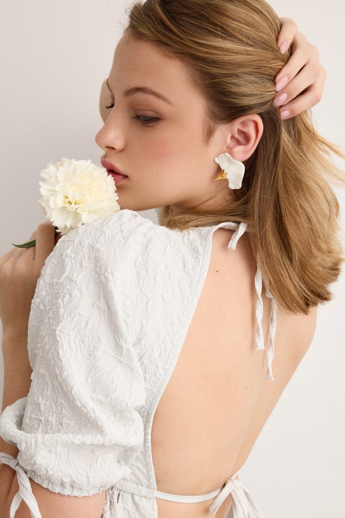 CLAVEL.
Pendientes clavel de porcelana modelado a mano, esmaltado y cocido a 1250 grados, lustrado en oro.Base de plata.Medida pieza de porcelana:  4x 3,5 cm.&nbsp;
Piezas únicas de cerámica realizadas mediante un proceso artesanal
En La Polaca, cada creación nace de un cuidadoso proceso artesanal. Trabajamos la porcelana, gres y arcillas a mano, modelando, esmaltando, lustrando y dando forma a cada detalle con dedicación y sensibilidad. Cada pieza evoluciona de manera natural en el taller, siguiendo el ritmo del oficio cerámico.
El resultado es siempre una pieza única, con matices, texturas y pequeñas variaciones que le otorgan personalidad propia.