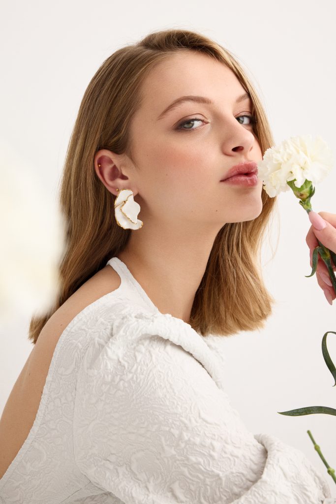 CLAVEL.
Pendientes de porcelana blanca, modelada a mano (pieza única) esmaltados en brillo, cocida a 1250 grados y lustrada en oro.Base de plata.Medida pieza de porcelana:  4,4 x 3cm.
Piezas únicas de cerámica realizadas mediante un proceso artesanal
En La Polaca, cada creación nace de un cuidadoso proceso artesanal. Trabajamos la porcelana, gres y arcillas a mano, modelando, esmaltando, lustrando y dando forma a cada detalle con dedicación y sensibilidad. Cada pieza evoluciona de manera natural en el taller, siguiendo el ritmo del oficio cerámico.
El resultado es siempre una pieza única, con matices, texturas y pequeñas variaciones que le otorgan personalidad propia.