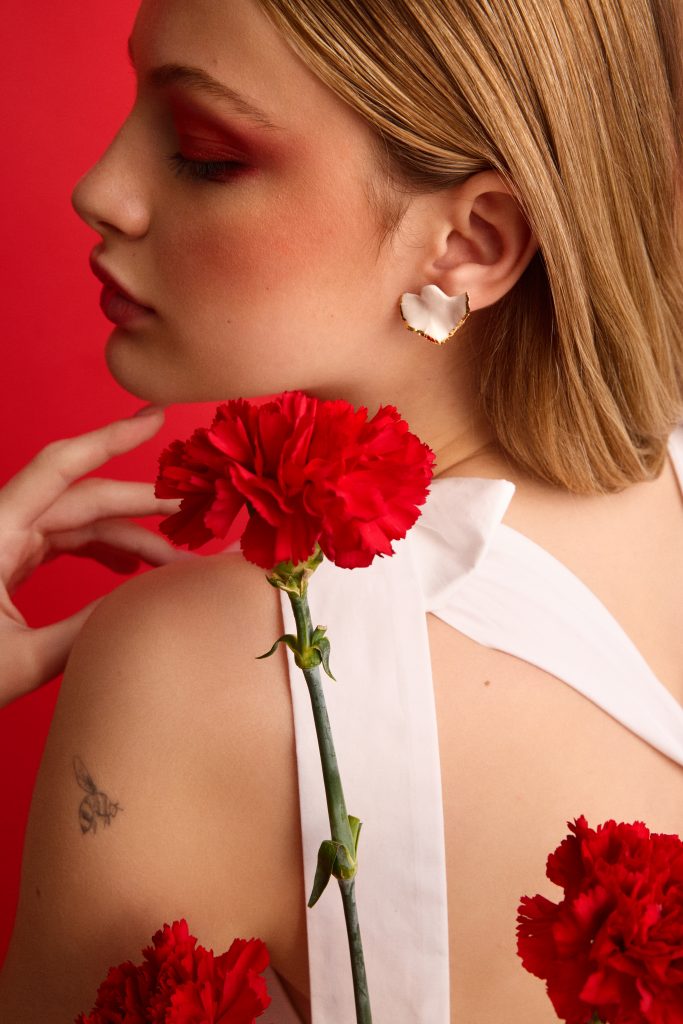 CLAVEL.
Pendientes hoja clavel de porcelana modelada a mano, esmaltada y cocida a 1250 grados, lustrada en oro.Base de plata.Medida pieza de porcelana:  2,5 x 2 cm.
Piezas únicas de cerámica realizadas mediante un proceso artesanal
En La Polaca, cada creación nace de un cuidadoso proceso artesanal. Trabajamos la porcelana, gres y arcillas a mano, modelando, esmaltando, lustrando y dando forma a cada detalle con dedicación y sensibilidad. Cada pieza evoluciona de manera natural en el taller, siguiendo el ritmo del oficio cerámico.
El resultado es siempre una pieza única, con matices, texturas y pequeñas variaciones que le otorgan personalidad propia.