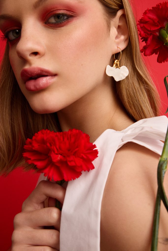 CLAVEL.
Aros chapados en oro. Pieza porcelana modelada a mano, esmaltada y cocida a 1250 grados. Lustrada en oro.Medidas del aro: 1,8cm.Medida pieza porcelana:  3,2 x 2,2  cm.
Piezas únicas de cerámica realizadas mediante un proceso artesanal
En La Polaca, cada creación nace de un cuidadoso proceso artesanal. Trabajamos la porcelana, gres y arcillas a mano, modelando, esmaltando, lustrando y dando forma a cada detalle con dedicación y sensibilidad. Cada pieza evoluciona de manera natural en el taller, siguiendo el ritmo del oficio cerámico.
El resultado es siempre una pieza única, con matices, texturas y pequeñas variaciones que le otorgan personalidad propia.