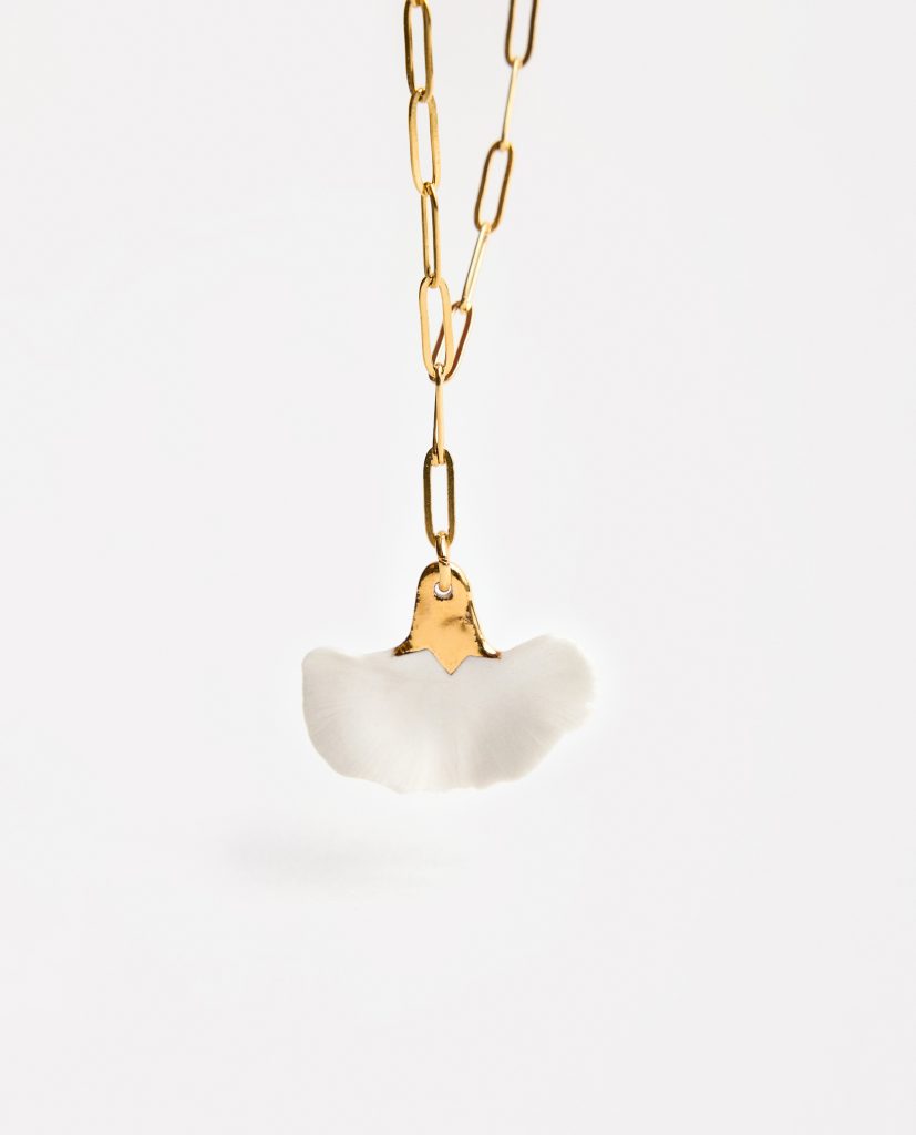 CLAVEL.
Collar cadena eslabones acero. Pieza de porcelana modelada a mano, esmaltada y cocida a 1250 grados, lustrada en oro.Medida pieza cerámica:  4 x 4 cm (medidas aproximadas).
Piezas únicas de cerámica realizadas mediante un proceso artesanal
En La Polaca, cada creación nace de un cuidadoso proceso artesanal. Trabajamos la porcelana, gres y arcillas a mano, modelando, esmaltando, lustrando y dando forma a cada detalle con dedicación y sensibilidad. Cada pieza evoluciona de manera natural en el taller, siguiendo el ritmo del oficio cerámico.
El resultado es siempre una pieza única, con matices, texturas y pequeñas variaciones que le otorgan personalidad propia.
