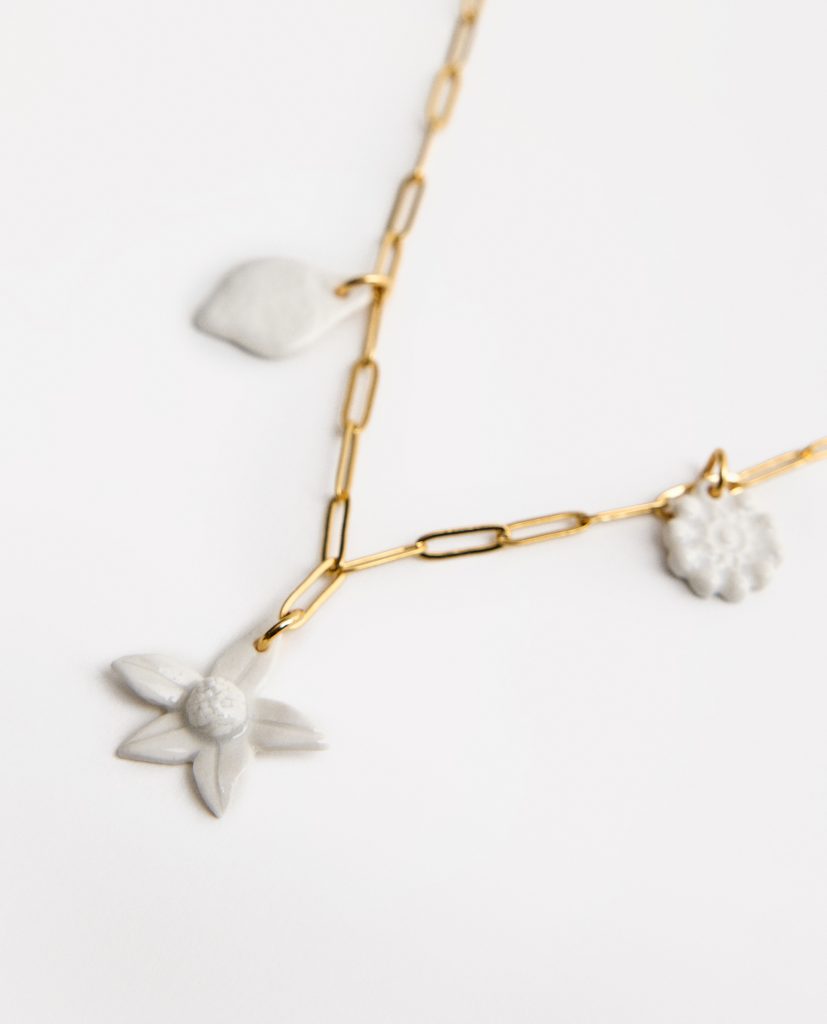 Collar 3 piezas.
&nbsp;Collar eslabones de acero dorado, compuesto por tres piezas:  limón, botón charro y flor de porcelana.&nbsp;El proceso cerámico siempre es impredecible, mágico y único; cada complemento está dotado de singularidad. El texto irregular de este collar hace que cada uno de ellos sea una PIEZA ÚNICA.  Es por ello que pueden existir algunas leves modificaciones en la forma o el color de la fotografía en relación con la pieza que recibas en casa. Forma parte del juego saber que tendrás una pieza tuya e irrepetible, pues no hay ni habrá otra igual.