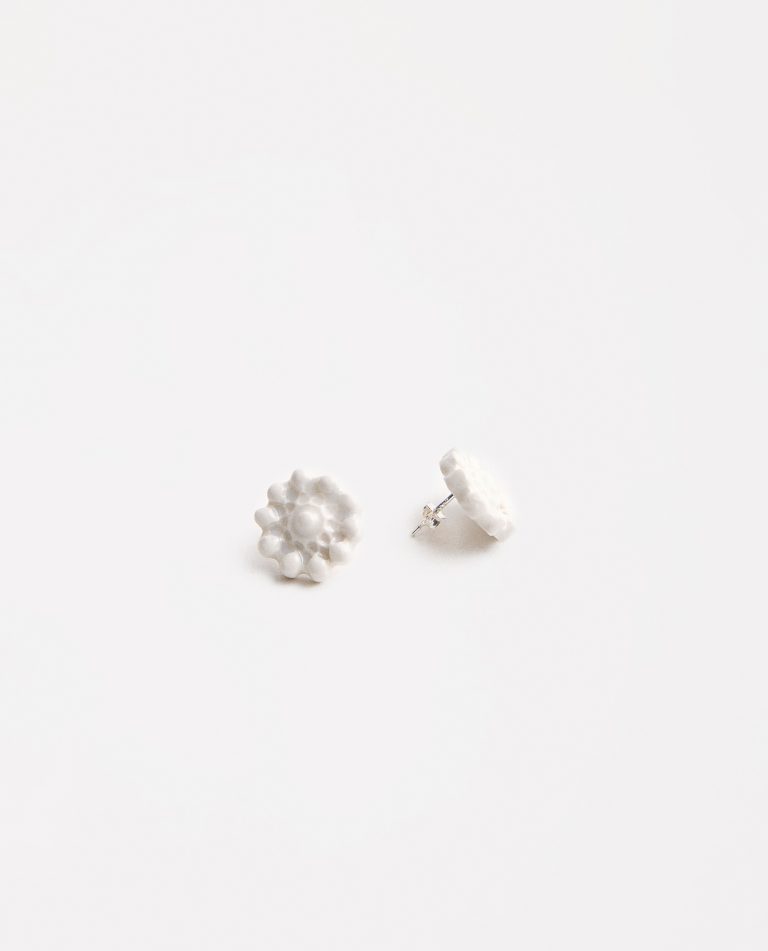 PENDIENTES PEGADOS BOTÓN