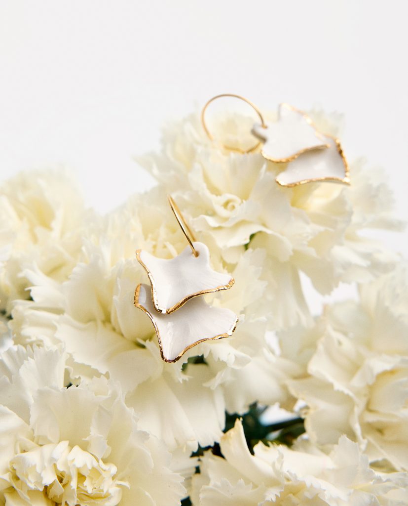 CLAVEL.
Aros chapados en oro. Pieza porcelana modelada a mano, esmaltada y cocida a 1250 grados, lustrada en oro.Medidas del aro: 1,8cm.Medida pieza cerámica:  2,6 x 2,2 cm y 3 x 2,6cm.&nbsp;
Piezas únicas de cerámica realizadas mediante un proceso artesanal
En La Polaca, cada creación nace de un cuidadoso proceso artesanal. Trabajamos la porcelana, gres y arcillas a mano, modelando, esmaltando, lustrando y dando forma a cada detalle con dedicación y sensibilidad. Cada pieza evoluciona de manera natural en el taller, siguiendo el ritmo del oficio cerámico.
El resultado es siempre una pieza única, con matices, texturas y pequeñas variaciones que le otorgan personalidad propia.