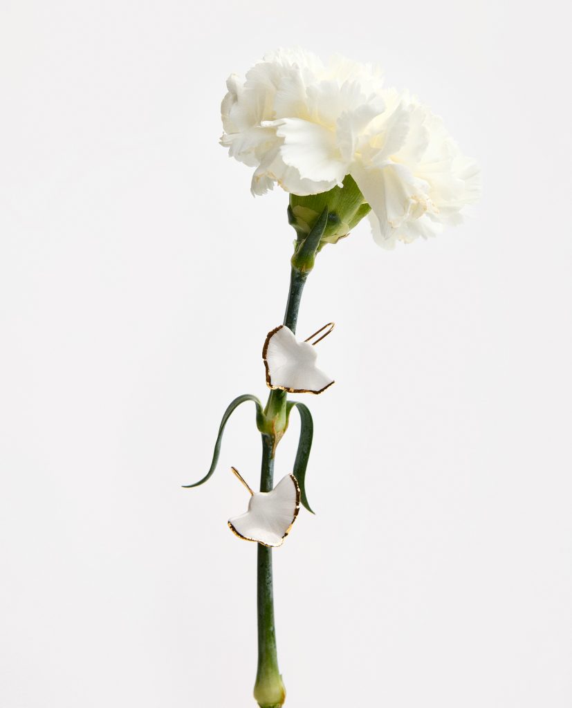 CLAVEL.
Pendientes base de latón chapado en oro 16k. Pieza de porcelana esmaltada en brillo y cocida a 1250 grados, lustrada en oro.Medida pieza cerámica:  2,5 x 1,8 cm (medidas aproximadas).
Piezas únicas de cerámica realizadas mediante un proceso artesanal
En La Polaca, cada creación nace de un cuidadoso proceso artesanal. Trabajamos la porcelana, gres y arcillas a mano, modelando, esmaltando, lustrando y dando forma a cada detalle con dedicación y sensibilidad. Cada pieza evoluciona de manera natural en el taller, siguiendo el ritmo del oficio cerámico.
El resultado es siempre una pieza única, con matices, texturas y pequeñas variaciones que le otorgan personalidad propia.