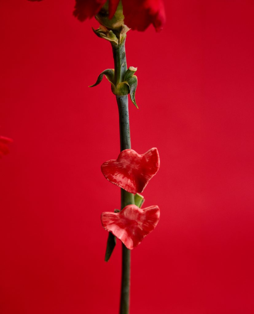 CLAVEL.
Pendientes hoja clavel de cerámica modelada a mano, esmaltada y cocida a 1000 grados.Base de plata.Medida pieza de cerámica:  2,7 x 2,2 cm.&nbsp;
Piezas únicas de cerámica realizadas mediante un proceso artesanal
En La Polaca, cada creación nace de un cuidadoso proceso artesanal. Trabajamos la porcelana, gres y arcillas a mano, modelando, esmaltando, lustrando y dando forma a cada detalle con dedicación y sensibilidad. Cada pieza evoluciona de manera natural en el taller, siguiendo el ritmo del oficio cerámico.
El resultado es siempre una pieza única, con matices, texturas y pequeñas variaciones que le otorgan personalidad propia.