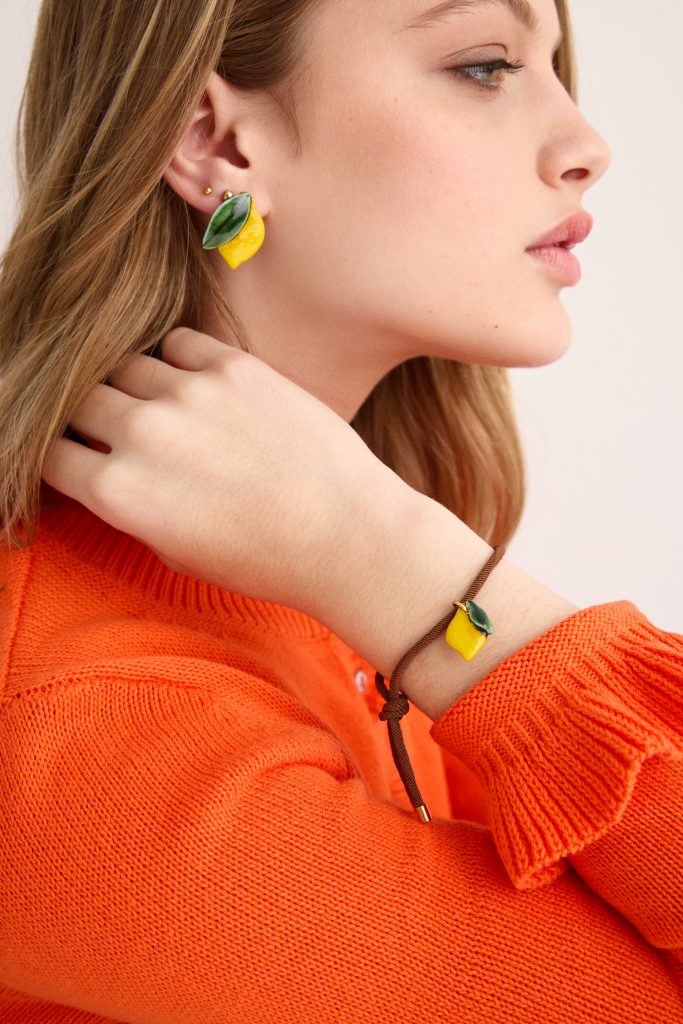 Pulsera limón/hoja.
&nbsp;Pulsera cordón elástico marrón con terminales en acero dorado.El proceso cerámico siempre es impredecible, mágico y único; cada complemento está dotado de singularidad. El texto irregular de este collar hace que cada uno de ellos sea una PIEZA ÚNICA.  Es por ello que pueden existir algunas leves modificaciones en la forma o el color de la fotografía en relación con la pieza que recibas en casa. Forma parte del juego saber que tendrás una pieza tuya e irrepetible, pues no hay ni habrá otra igual.