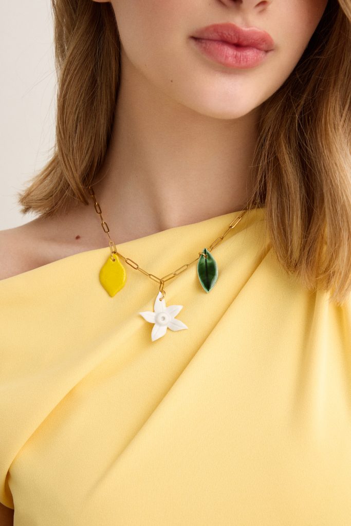 Collar 3 piezas.
&nbsp;Collar eslabones de acero dorado, compuesto por tres piezas:  limón, hoja y flor de porcelana.&nbsp;El proceso cerámico siempre es impredecible, mágico y único; cada complemento está dotado de singularidad. El texto irregular de este collar hace que cada uno de ellos sea una PIEZA ÚNICA.  Es por ello que pueden existir algunas leves modificaciones en la forma o el color de la fotografía en relación con la pieza que recibas en casa. Forma parte del juego saber que tendrás una pieza tuya e irrepetible, pues no hay ni habrá otra igual.