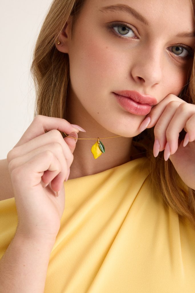 Pendientes largos flor de azahar.
&nbsp;Pendientes alargados rígidos de latón  bañado en oro,  limón hoja.Medidas largo de pendiente: 4,5 cm.Medidas limón1,5 x 2 cm.&nbsp;El proceso cerámico siempre es impredecible, mágico y único; cada complemento está dotado de singularidad. El texto irregular de este collar hace que cada uno de ellos sea una PIEZA ÚNICA.  Es por ello que pueden existir algunas leves modificaciones en la forma o el color de la fotografía en relación con la pieza que recibas en casa. Forma parte del juego saber que tendrás una pieza tuya e irrepetible, pues no hay ni habrá otra igual.