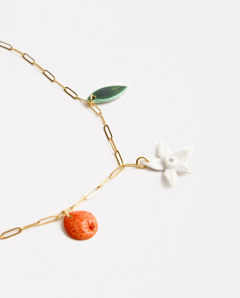 Collar 3 piezas.
&nbsp;Collar eslabones de acero dorado, compuesto por tres piezas:  naranja, hoja y flor de porcelana.&nbsp;El proceso cerámico siempre es impredecible, mágico y único; cada complemento está dotado de singularidad. El texto irregular de este collar hace que cada uno de ellos sea una PIEZA ÚNICA.  Es por ello que pueden existir algunas leves modificaciones en la forma o el color de la fotografía en relación con la pieza que recibas en casa. Forma parte del juego saber que tendrás una pieza tuya e irrepetible, pues no hay ni habrá otra igual.