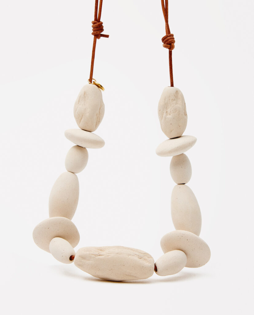 Colección TERRA.
- ORÍ nace de la tierra.Un collar que guarda en su forma la memoria del barro . En la colección TERRA, cada pieza respira naturaleza, pero ORÍ lleva un latido propio: imperfecto, orgánico, auténtico.Un amuleto creado para conectar con aquello que te sostiene y te inspira.
&nbsp;Collar realizado en gres y cocido a 1220ºC. Piezas montadas en cuero natural.&nbsp;
Piezas únicas de cerámica realizadas mediante un proceso artesanal
En La Polaca, cada creación nace de un cuidadoso proceso artesanal. Trabajamos la porcelana, gres y arcillas a mano, modelando, esmaltando, lustrando y dando forma a cada detalle con dedicación y sensibilidad. Cada pieza evoluciona de manera natural en el taller, siguiendo el ritmo del oficio cerámico.
El resultado es siempre una pieza única, con matices, texturas y pequeñas variaciones que le otorgan personalidad propia.