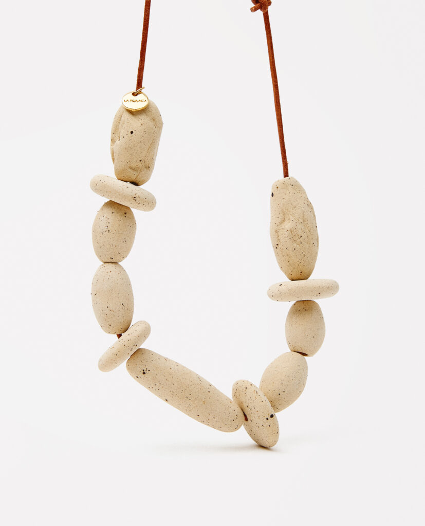Colección TERRA.
- ARU significa sonido terroso.Collar de gres con formas orgánicas que evocan la esencia de la tierra en movimiento. Cada curva y cada textura captura la armonía natural de la arcilla, creando un accesorio que conecta con lo elemental. ARU es llevar la melodía de la tierra contigo.
&nbsp;Collar realizado en gres y cocido a 1220ºC.&nbsp;&nbsp;&nbsp;
Piezas únicas de cerámica realizadas mediante un proceso artesanal
En La Polaca, cada creación nace de un cuidadoso proceso artesanal. Trabajamos la porcelana, gres y arcillas a mano, modelando, esmaltando, lustrando y dando forma a cada detalle con dedicación y sensibilidad. Cada pieza evoluciona de manera natural en el taller, siguiendo el ritmo del oficio cerámico.
El resultado es siempre una pieza única, con matices, texturas y pequeñas variaciones que le otorgan personalidad propia.
&nbsp;&nbsp;&nbsp;
