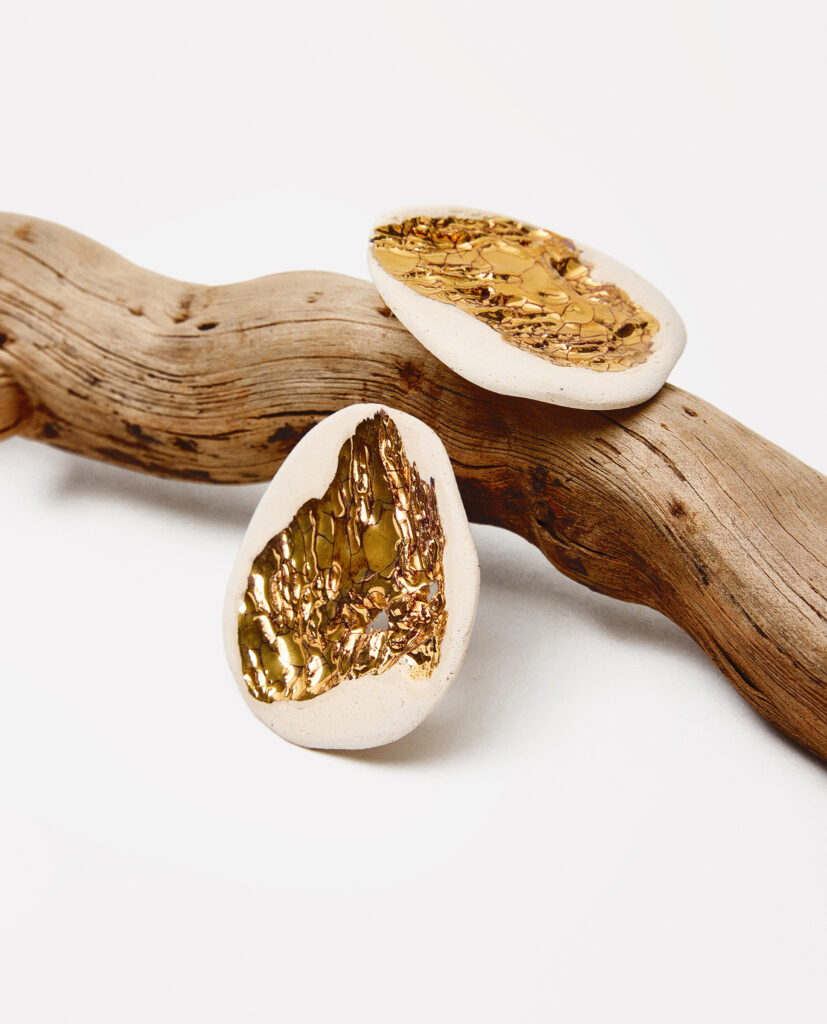 Colección TERRA.
- IZA significa fuerza. Pendientes de gres que conservan la textura y las marcas de la roca, realzadas con lustre de oro que ilumina cada detalle.Cada pieza es única, reflejando poder y delicadeza al mismo tiempo. IZA es la fuerza de la tierra convertida en joya..
&nbsp;Pendientes realizados en gres y cocido a 1220ºC. Lustrados en oro.Tamaño de la pieza cerámica  4,5 x 4cm.&nbsp;&nbsp;
Piezas únicas de cerámica realizadas mediante un proceso artesanal
En La Polaca, cada creación nace de un cuidadoso proceso artesanal. Trabajamos la porcelana, gres y arcillas a mano, modelando, esmaltando, lustrando y dando forma a cada detalle con dedicación y sensibilidad. Cada pieza evoluciona de manera natural en el taller, siguiendo el ritmo del oficio cerámico.
El resultado es siempre una pieza única, con matices, texturas y pequeñas variaciones que le otorgan personalidad propia.
&nbsp;&nbsp;&nbsp;