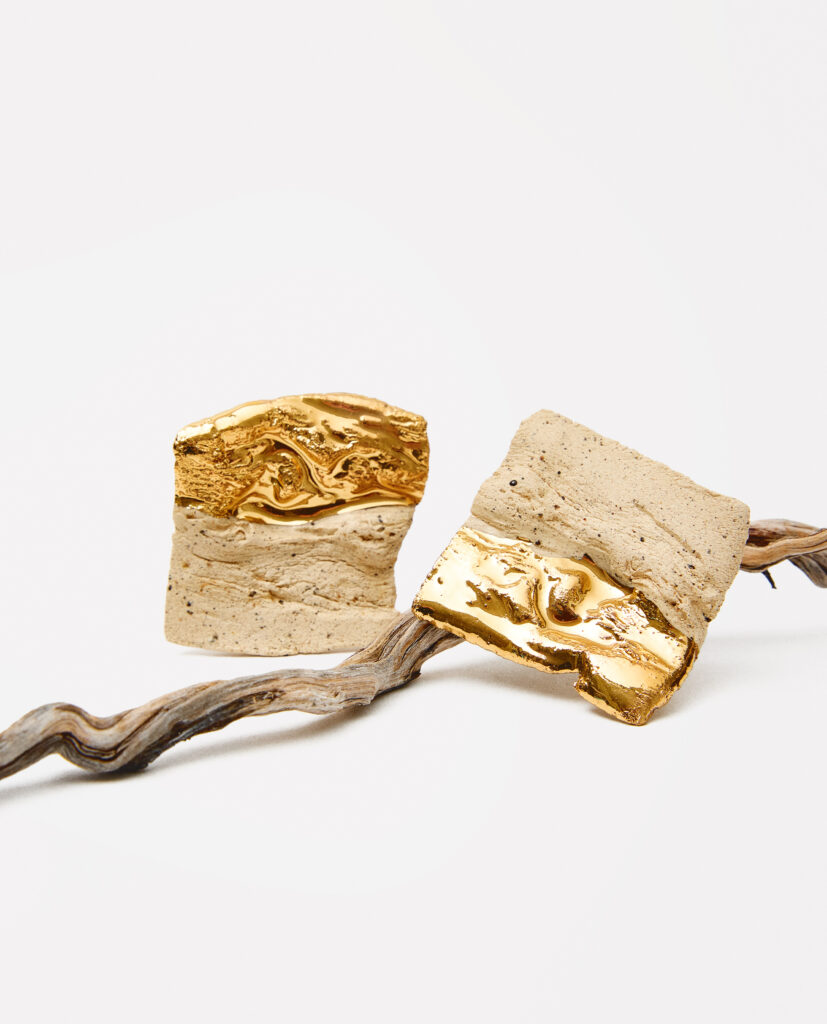 Colección TERRA.
- BIRA significa madera, corteza, vida que se siente bajo las manos. Pendientes de gres con textura que evoca la suavidad y el carácter de la madera, realzados con delicados detalles en oro. Cada pieza es única, uniendo naturaleza y elegancia en armonía. BIRA es llevar la fuerza y la calidez del bosque contigo.
&nbsp;Pendientes realizados en gres y cocido a 1220ºC Y 1260ºC. Lustrados en oro.Tamaño de la pieza cerámica  3 x 3 cm.&nbsp;&nbsp;
Piezas únicas de cerámica realizadas mediante un proceso artesanal
En La Polaca, cada creación nace de un cuidadoso proceso artesanal. Trabajamos la porcelana, gres y arcillas a mano, modelando, esmaltando, lustrando y dando forma a cada detalle con dedicación y sensibilidad. Cada pieza evoluciona de manera natural en el taller, siguiendo el ritmo del oficio cerámico.
El resultado es siempre una pieza única, con matices, texturas y pequeñas variaciones que le otorgan personalidad propia.
&nbsp;&nbsp;&nbsp;