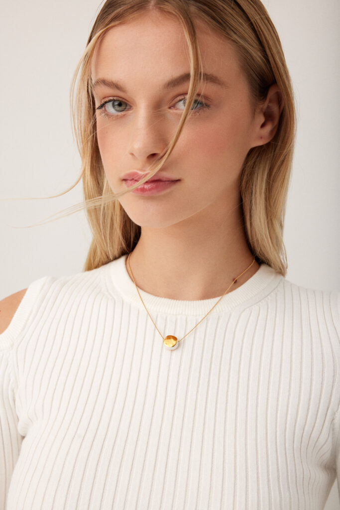 Colección CAREY.
- CAREY En cada curva de cerámica duerme la energía serena del gato carey, símbolo de intuición, juego y protección.
&nbsp;Collar realizado en cerámica blanca lustrada en oro.Cadena de plata bañada en oro. Tamaño de la pieza cerámica: 1,3cm (aproximado).&nbsp;&nbsp;&nbsp;
Piezas únicas de cerámica realizadas mediante un proceso artesanal
En La Polaca, cada creación nace de un cuidadoso proceso artesanal. Trabajamos la porcelana, gres y arcillas a mano, modelando, esmaltando, lustrando y dando forma a cada detalle con dedicación y sensibilidad. Cada pieza evoluciona de manera natural en el taller, siguiendo el ritmo del oficio cerámico.
El resultado es siempre una pieza única, con matices, texturas y pequeñas variaciones que le otorgan personalidad propia.