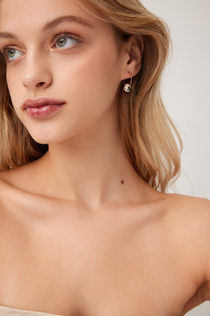 Colección CAREY.
- En cada trazo oscuro y cada destello dorado, estos pendientes celebran la magia inesperada que habita en las gatas carey: criaturas que caminan entre sombras y luz, portando la fortuna en su mirada.&nbsp;Pendientes realizados en cerámica blanca, decoradas con óxido negro y  lustrados en oro.Compuesto por pieza de cerámica circular  de 0,8 cm ( medidas aproximadas). Montados sobre aros de latón bañados en oro 16k.&nbsp;&nbsp;
Piezas únicas de cerámica realizadas mediante un proceso artesanal
En La Polaca, cada creación nace de un cuidadoso proceso artesanal. Trabajamos la porcelana, gres y arcillas a mano, modelando, esmaltando, lustrando y dando forma a cada detalle con dedicación y sensibilidad. Cada pieza evoluciona de manera natural en el taller, siguiendo el ritmo del oficio cerámico.
El resultado es siempre una pieza única, con matices, texturas y pequeñas variaciones que le otorgan personalidad propia.