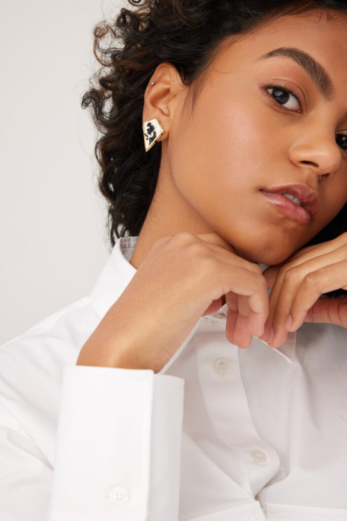 Colección CAREY.
- TEJAS ( brillo interior)  celebra la luz que nace desde adentro. Modelados a mano en cerámica  y decorados con óxido negro, estos pendientes llevan sobre su superficie un delicado lustre de oro que resalta como un destello íntimo, sutil y poderoso.
&nbsp;Pendientes planos forma irregular. Modelados en cerámica y lustrados en oro.Ancho total de la pieza 1,2cm ( medidas aproximadas). Montados sobre base de plata.&nbsp;&nbsp;
Piezas únicas de cerámica realizadas mediante un proceso artesanal
En La Polaca, cada creación nace de un cuidadoso proceso artesanal. Trabajamos la porcelana, gres y arcillas a mano, modelando, esmaltando, lustrando y dando forma a cada detalle con dedicación y sensibilidad. Cada pieza evoluciona de manera natural en el taller, siguiendo el ritmo del oficio cerámico.
El resultado es siempre una pieza única, con matices, texturas y pequeñas variaciones que le otorgan personalidad propia.