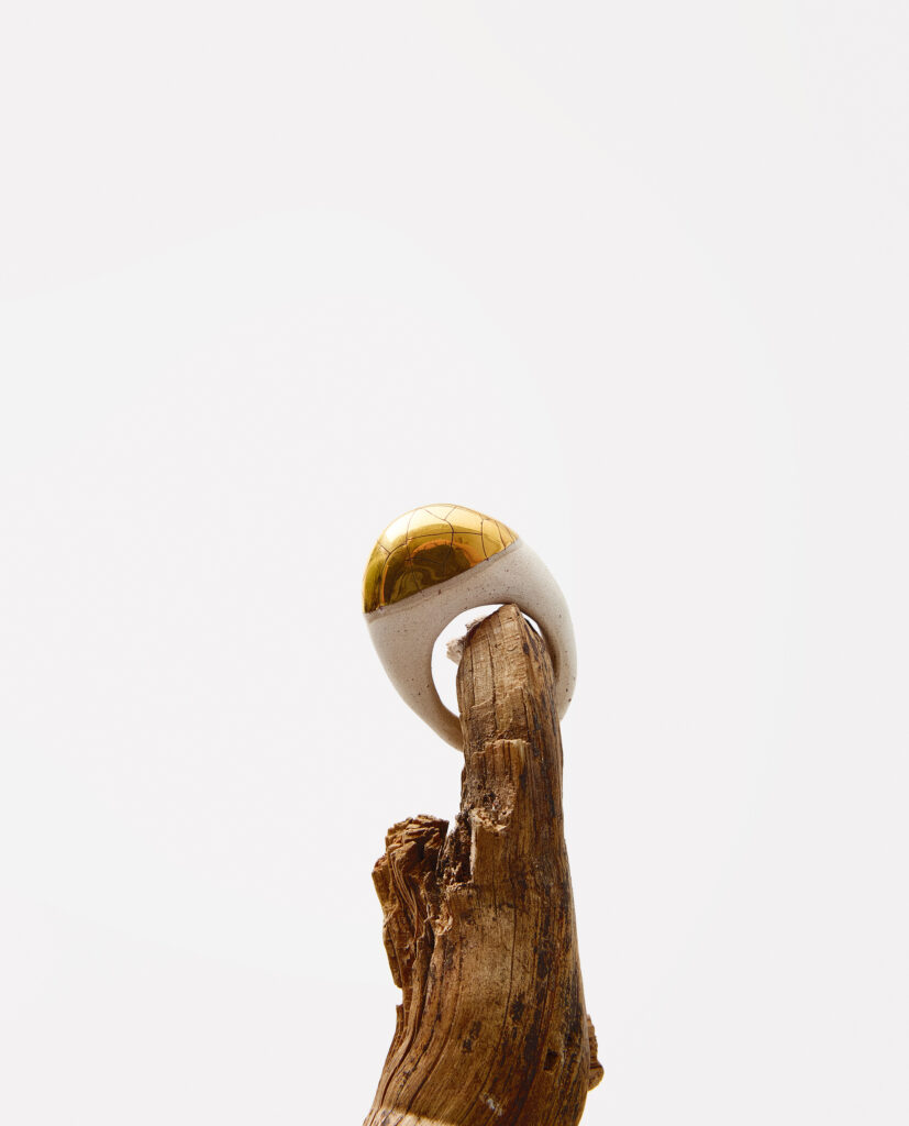 Colección TERRA.
- WAYA WAYA es el viento que guía, la brisa que sabe hacia dónde llevarte. Modelado en gres, guarda la fuerza tranquila de la tierra; y sobre él, los destellos de oro brillan como pequeñas señales de luz que acompañan el camino.
&nbsp;Anillo realizado en gres y cocido a 1220º y  1260ºC. Lustrados en oro.&nbsp;&nbsp;&nbsp;
Piezas únicas de cerámica realizadas mediante un proceso artesanal
En La Polaca, cada creación nace de un cuidadoso proceso artesanal. Trabajamos la porcelana, gres y arcillas a mano, modelando, esmaltando, lustrando y dando forma a cada detalle con dedicación y sensibilidad. Cada pieza evoluciona de manera natural en el taller, siguiendo el ritmo del oficio cerámico.
El resultado es siempre una pieza única, con matices, texturas y pequeñas variaciones que le otorgan personalidad propia.