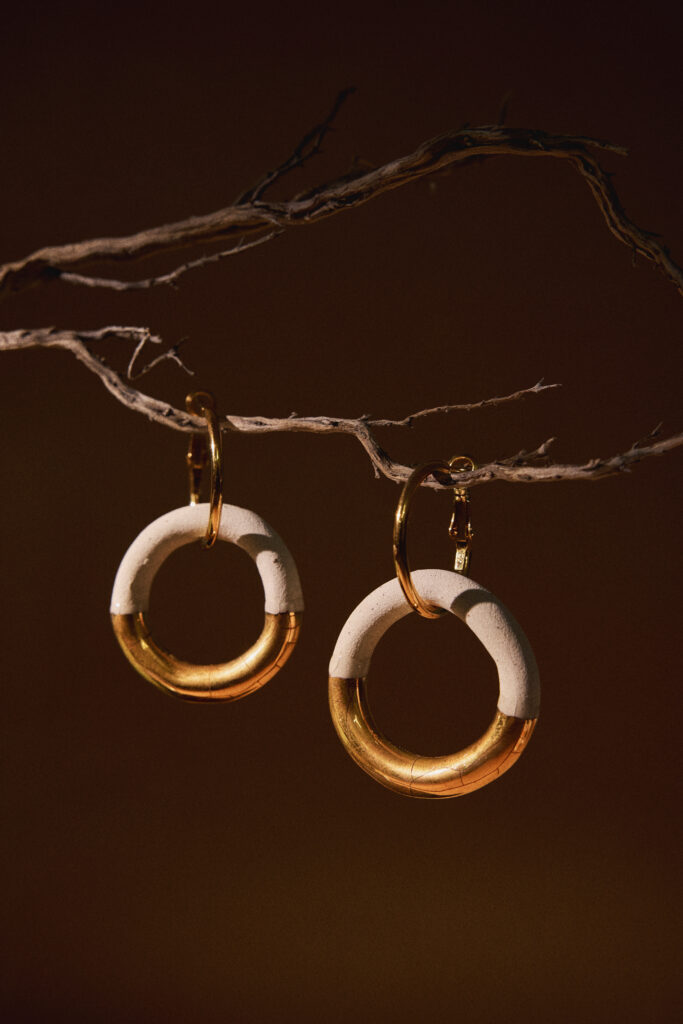 Colección TERRA.
- LUMA es luz capturada en cerámica. Pendientes que reflejan la suavidad de la arcilla y la calidez de lo hecho a mano. Cada curva y textura revela un juego sutil entre forma y movimiento, creando un accesorio que brilla con naturalidad. LUMA es un pequeño destello para llevar contigo.
&nbsp;Pendientes  realizado en gres y cocido a 1220ºC y 1260ºC. Lustrados en oro.Diámetros de cerámica de 3,3cm. Pieza metálica dorada en acero inoxidable.&nbsp;&nbsp;
Piezas únicas de cerámica realizadas mediante un proceso artesanal
En La Polaca, cada creación nace de un cuidadoso proceso artesanal. Trabajamos la porcelana, gres y arcillas a mano, modelando, esmaltando, lustrando y dando forma a cada detalle con dedicación y sensibilidad. Cada pieza evoluciona de manera natural en el taller, siguiendo el ritmo del oficio cerámico.
El resultado es siempre una pieza única, con matices, texturas y pequeñas variaciones que le otorgan personalidad propia.