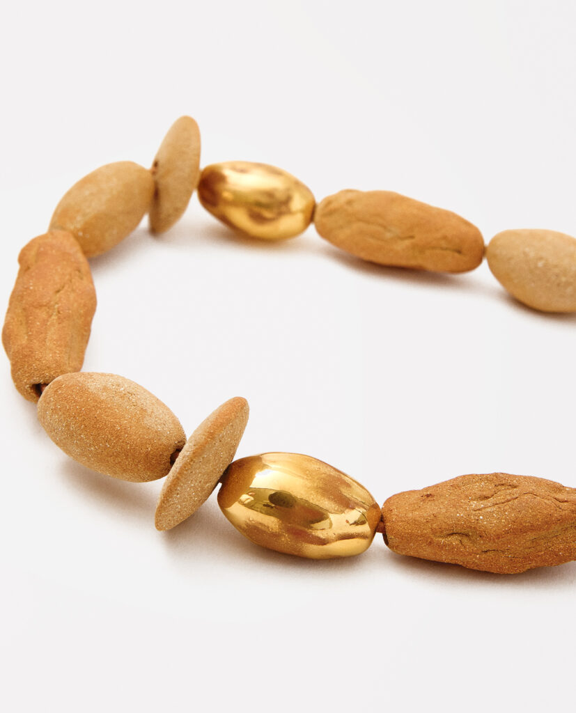 Colección TERRA.
- GAIA es tierra iluminada. Un collar de cerámica que honra la esencia natural de la arcilla y la viste con destellos de oro. Su superficie, suave y orgánica, respira origen y luz, como si la propia tierra despertara en un brillo cálido. GAIA es un amuleto que celebra la vida en su forma más pura.
&nbsp;Collar realizado en gres cocido a 1260ºC. Lustrados en oro.&nbsp;&nbsp;
Piezas únicas de cerámica realizadas mediante un proceso artesanal
En La Polaca, cada creación nace de un cuidadoso proceso artesanal. Trabajamos la porcelana, gres y arcillas a mano, modelando, esmaltando, lustrando y dando forma a cada detalle con dedicación y sensibilidad. Cada pieza evoluciona de manera natural en el taller, siguiendo el ritmo del oficio cerámico.
El resultado es siempre una pieza única, con matices, texturas y pequeñas variaciones que le otorgan personalidad propia.