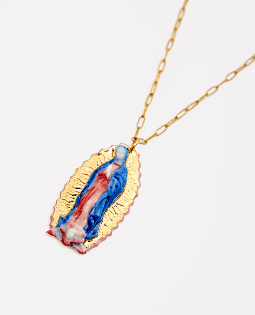 REGINA CAELI (Reina del cielo).
Collar medalla Virgen de Guadalupe, modelada y pintada a mano, realizada en PORCELANA, cocida a 1230 grados y lustrada en ORO.Cadena  eslabones de acero dorado.Medidas de la medalla: 4,5 x 2,5 cm.Medidas longitud collar: 46cm.&nbsp;
Piezas únicas de cerámica realizadas mediante un proceso artesanal
En La Polaca, cada creación nace de un cuidadoso proceso artesanal. Trabajamos la porcelana, gres y arcillas a mano, modelando, esmaltando, lustrando y dando forma a cada detalle con dedicación y sensibilidad. Cada pieza evoluciona de manera natural en el taller, siguiendo el ritmo del oficio cerámico.
El resultado es siempre una pieza única, con matices, texturas y pequeñas variaciones que le otorgan personalidad propia.