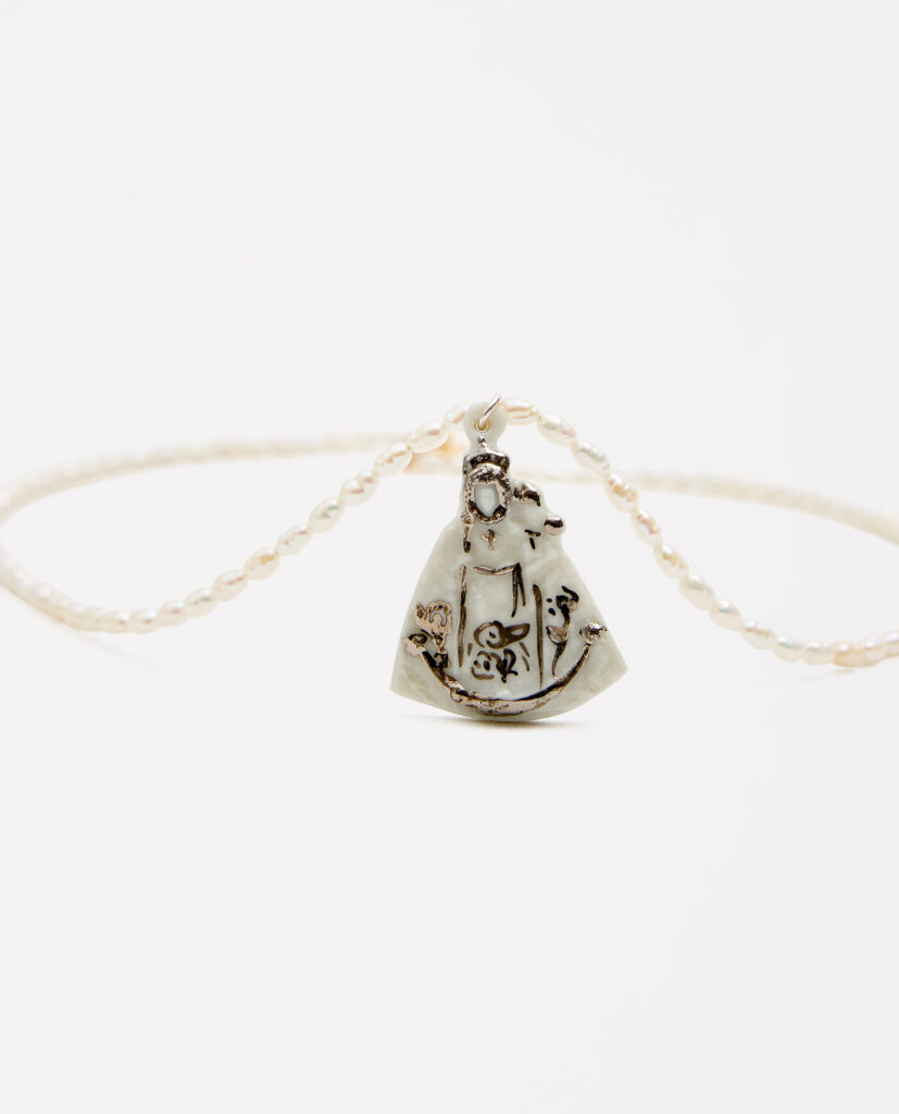 REGINA CAELI (Reina del cielo).
Collar medalla Virgen de la Fuensanta, modelada y pintada a mano, realizada en PORCELANA, cocida a 1230 grados y lustrada en PLATA.Collar de perla natural forma orgánica 5mm..Medidas de la medalla: 3,7 x 2,7 cm.Medidas longitud collar: 46cm.&nbsp;
Piezas únicas de cerámica realizadas mediante un proceso artesanal
En La Polaca, cada creación nace de un cuidadoso proceso artesanal. Trabajamos la porcelana, gres y arcillas a mano, modelando, esmaltando, lustrando y dando forma a cada detalle con dedicación y sensibilidad. Cada pieza evoluciona de manera natural en el taller, siguiendo el ritmo del oficio cerámico.
El resultado es siempre una pieza única, con matices, texturas y pequeñas variaciones que le otorgan personalidad propia.