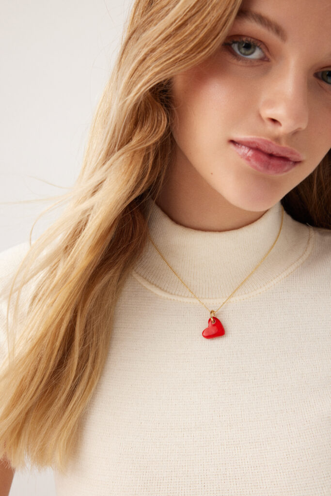 Corazón de cerámica esmaltado en rojo. Cadena de plata bañada en oro 16k.&nbsp;&nbsp;
Piezas únicas de cerámica realizadas mediante un proceso artesanal
En La Polaca, cada creación nace de un cuidadoso proceso artesanal. Trabajamos la porcelana, gres y arcillas a mano, modelando, esmaltando, lustrando y dando forma a cada detalle con dedicación y sensibilidad. Cada pieza evoluciona de manera natural en el taller, siguiendo el ritmo del oficio cerámico.
&nbsp;