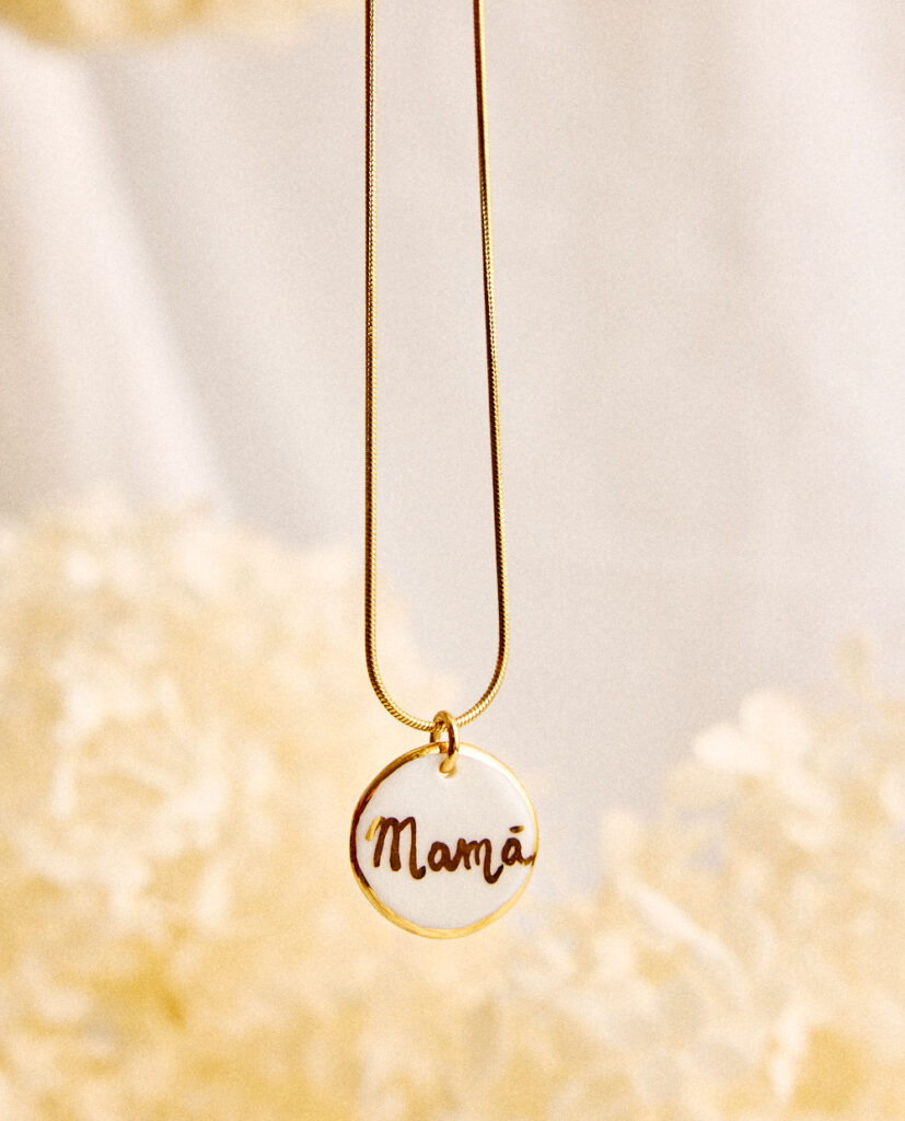 Plaquita de porcelana lustrada en oro. Cadena de acero chapada en oro 16k.Diámetro de la pieza cerámica: 22mm.
Piezas únicas de cerámica realizadas mediante un proceso artesanal
En La Polaca, cada creación nace de un cuidadoso proceso artesanal. Trabajamos la porcelana, gres y arcillas a mano, modelando, esmaltando, lustrando y dando forma a cada detalle con dedicación y sensibilidad. Cada pieza evoluciona de manera natural en el taller, siguiendo el ritmo del oficio cerámico.