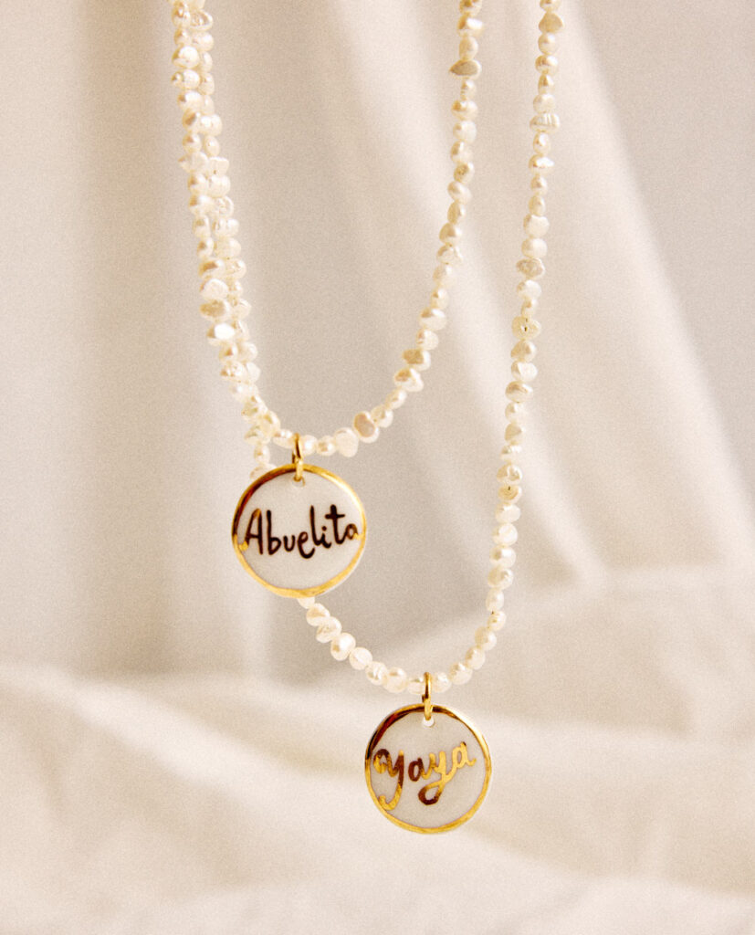 Plaquita de porcelana lustrada en oro. Collar de perla natural de agua dulce.Diámetro de la pieza cerámica: 22mm.
Piezas únicas de cerámica realizadas mediante un proceso artesanal
En La Polaca, cada creación nace de un cuidadoso proceso artesanal. Trabajamos la porcelana, gres y arcillas a mano, modelando, esmaltando, lustrando y dando forma a cada detalle con dedicación y sensibilidad. Cada pieza evoluciona de manera natural en el taller, siguiendo el ritmo del oficio cerámico.