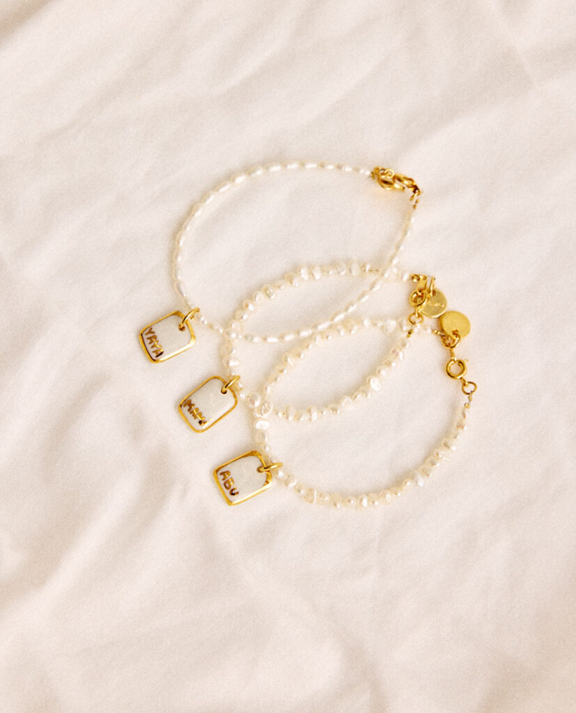 Plaquita de porcelana lustrada en oro. Pulsera de perla natural de agua dulce.Diámetro de la pieza cerámica: 1,2 x 1,8mm.
Piezas únicas de cerámica realizadas mediante un proceso artesanal
En La Polaca, cada creación nace de un cuidadoso proceso artesanal. Trabajamos la porcelana, gres y arcillas a mano, modelando, esmaltando, lustrando y dando forma a cada detalle con dedicación y sensibilidad. Cada pieza evoluciona de manera natural en el taller, siguiendo el ritmo del oficio cerámico.