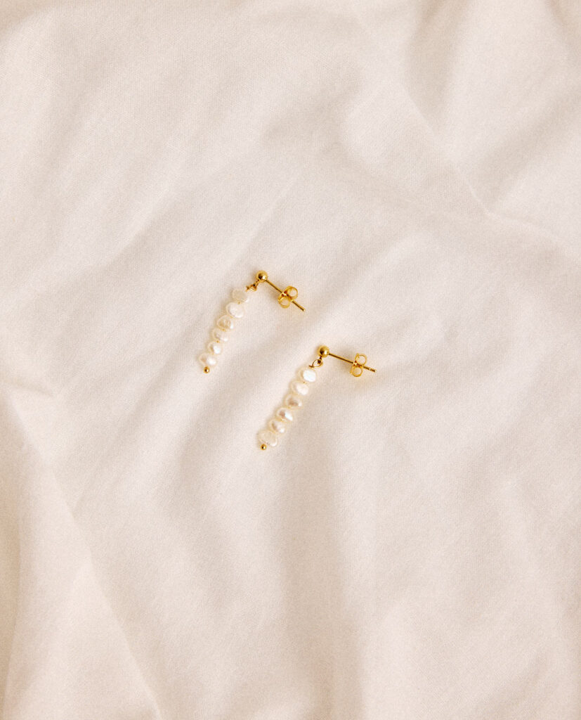 Pendientes de perlitas natural de agua dulce.Latón chapado en oro 16k.&nbsp;
Piezas únicas de cerámica realizadas mediante un proceso artesanal
En La Polaca, cada creación nace de un cuidadoso proceso artesanal. Trabajamos la porcelana, gres y arcillas a mano, modelando, esmaltando, lustrando y dando forma a cada detalle con dedicación y sensibilidad. Cada pieza evoluciona de manera natural en el taller, siguiendo el ritmo del oficio cerámico.