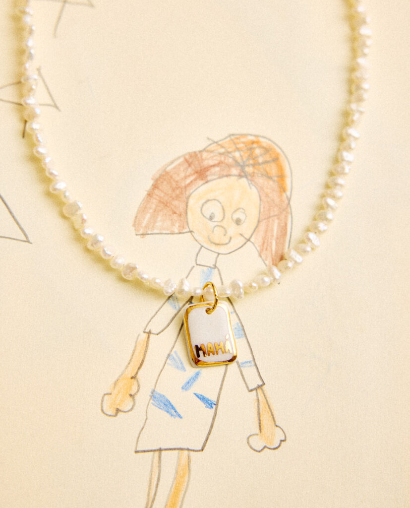 Plaquita de porcelana lustrada en oro. Collar de perla natural de agua dulce.Diámetro de la pieza cerámica: 1,2 x 2mm.
Piezas únicas de cerámica realizadas mediante un proceso artesanal
En La Polaca, cada creación nace de un cuidadoso proceso artesanal. Trabajamos la porcelana, gres y arcillas a mano, modelando, esmaltando, lustrando y dando forma a cada detalle con dedicación y sensibilidad. Cada pieza evoluciona de manera natural en el taller, siguiendo el ritmo del oficio cerámico.